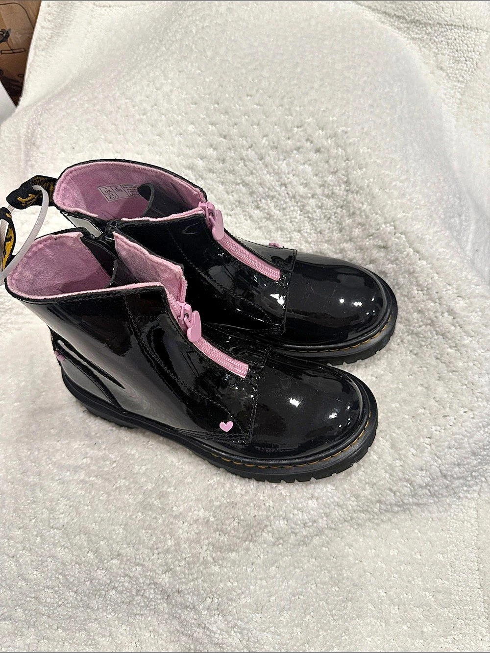 Dr. Martens Bex Heart Zip Kids Black & Pink Patent Brand new,girl size 2